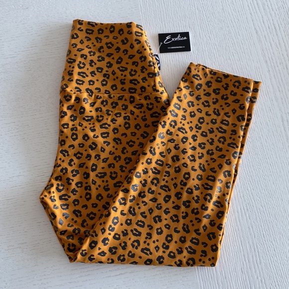 Exoticathletica Pants - NWT - Exoticathletica Capri Performance Leggings